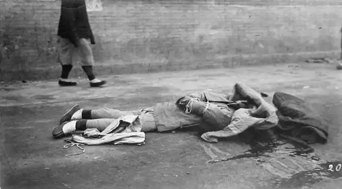 1912年北洋军哗变,趁乱抢掠的乱军招摇过市,贫民抢掠当即斩首