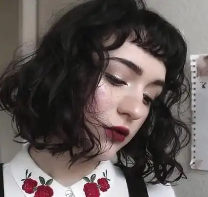 黑色锁骨卷发图片锁骨卷发如何扎最时尚