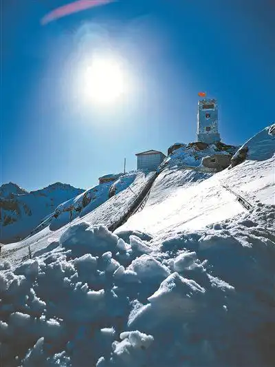 矗立在雪山之巅的乃堆拉哨所.