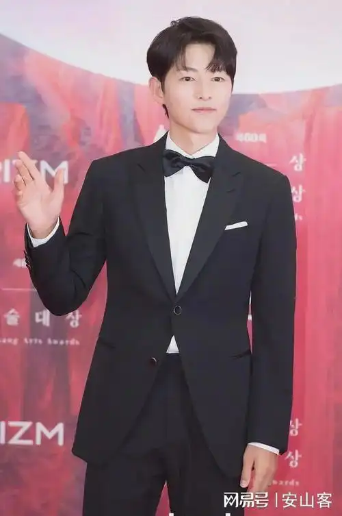 60届百想艺术大赏,宋仲基宋慧乔都出席,裴秀智郑秀晶美到发光