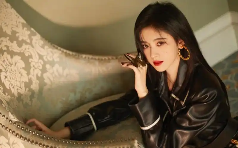 鞠婧祎甜酷皮衣写真桌面壁纸