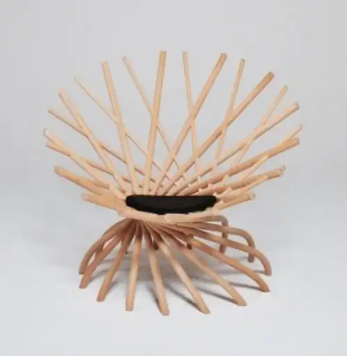 在木棍上钻出不同角度的孔,相互穿插组成一张椅子.