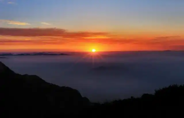 位于山东省泰安市,泰山有许多著名的景点,例如:泰山日出,泰山佛光