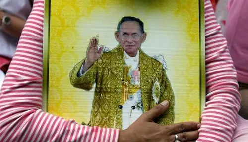 上最酷的君王,曾参加国际比赛斩获金牌;他是泰国人慈祥,万能的"父亲"