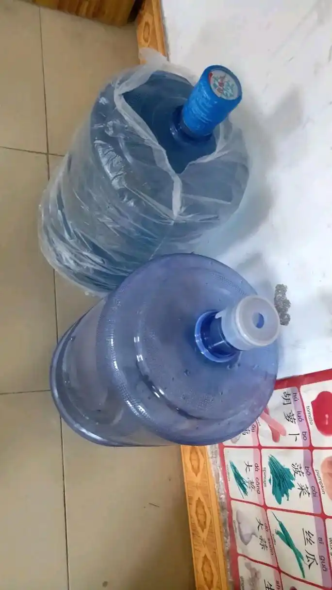 我老公真的很没用,连一桶30升的桶装水都扛不起.