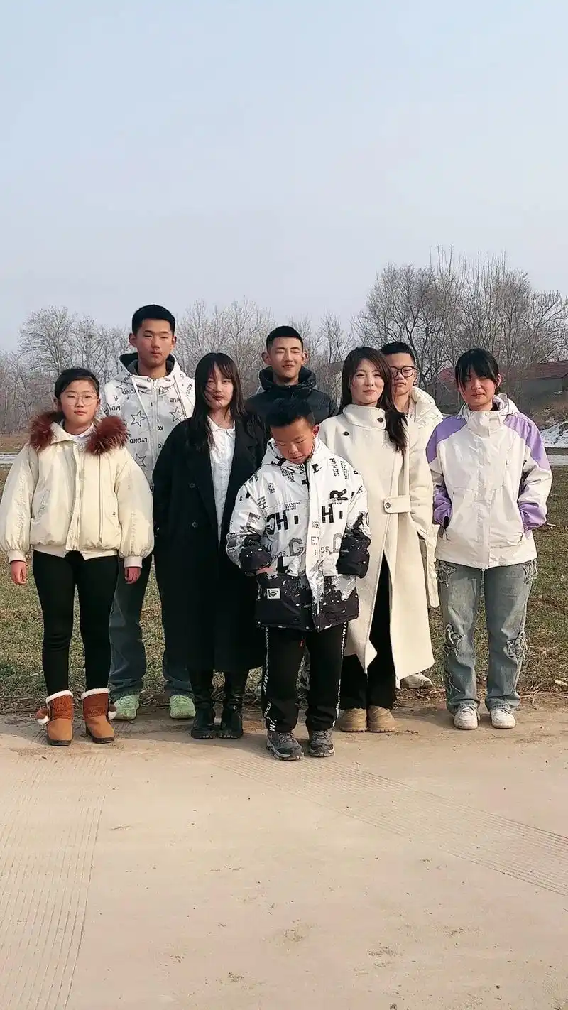 兄弟姐妹8人合影留念 #亲人团聚 #一起长大一起玩耍 - 抖音