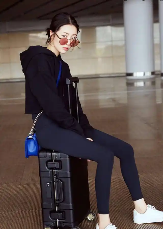 李溪芮挑战杨过同款发型,挂耳染搭配一字肩上衣,简直美到哭