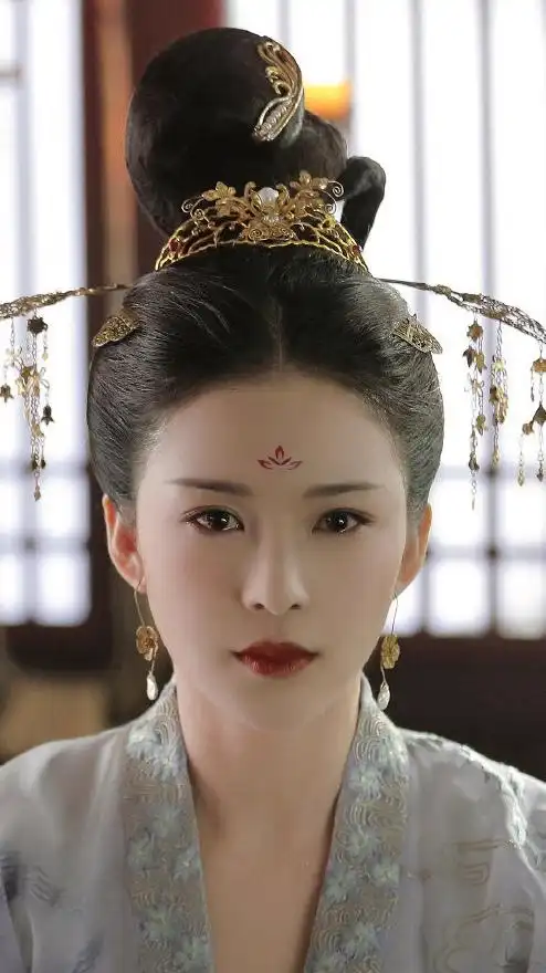 除古装外,赵樱子今年的作品中,电视剧《百炼成钢》则让她展示了荧幕