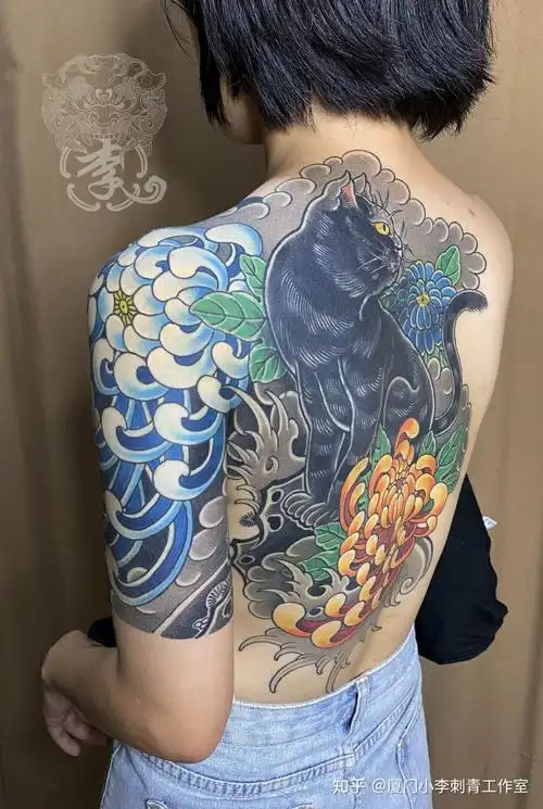 大臂小图拼接纹身显得很碎图与图之间的空隙可以加些什么东西使整体上