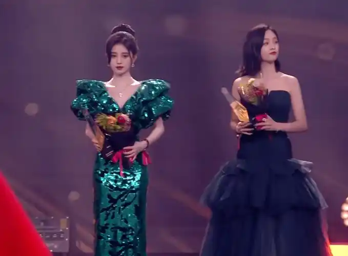 鞠婧祎一个从头武装到脚的女明星