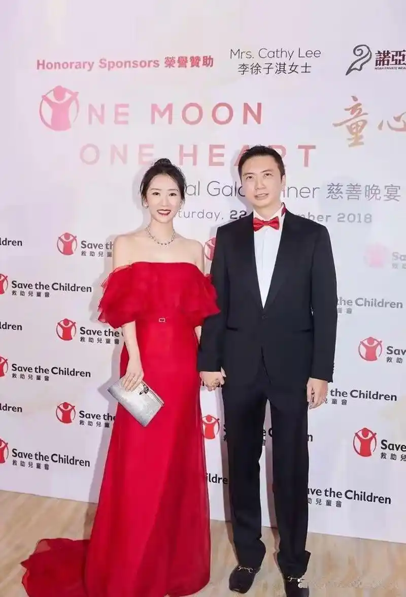 李念的老公虽然年纪一大把,但看起来跟李念差不多年轻