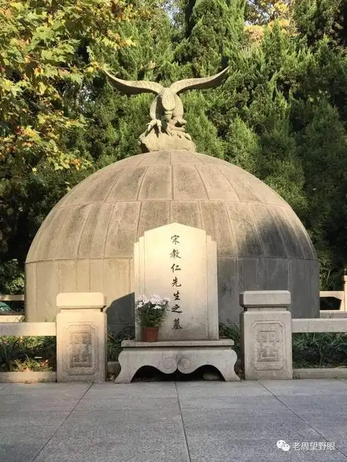 逝世于北京,同年六月,安葬于宋氏家族在上海原万国公墓的家族墓地