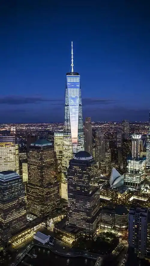 蓝色夜空下的纽约世界贸易中心,灯火通明._高清图集_新浪网