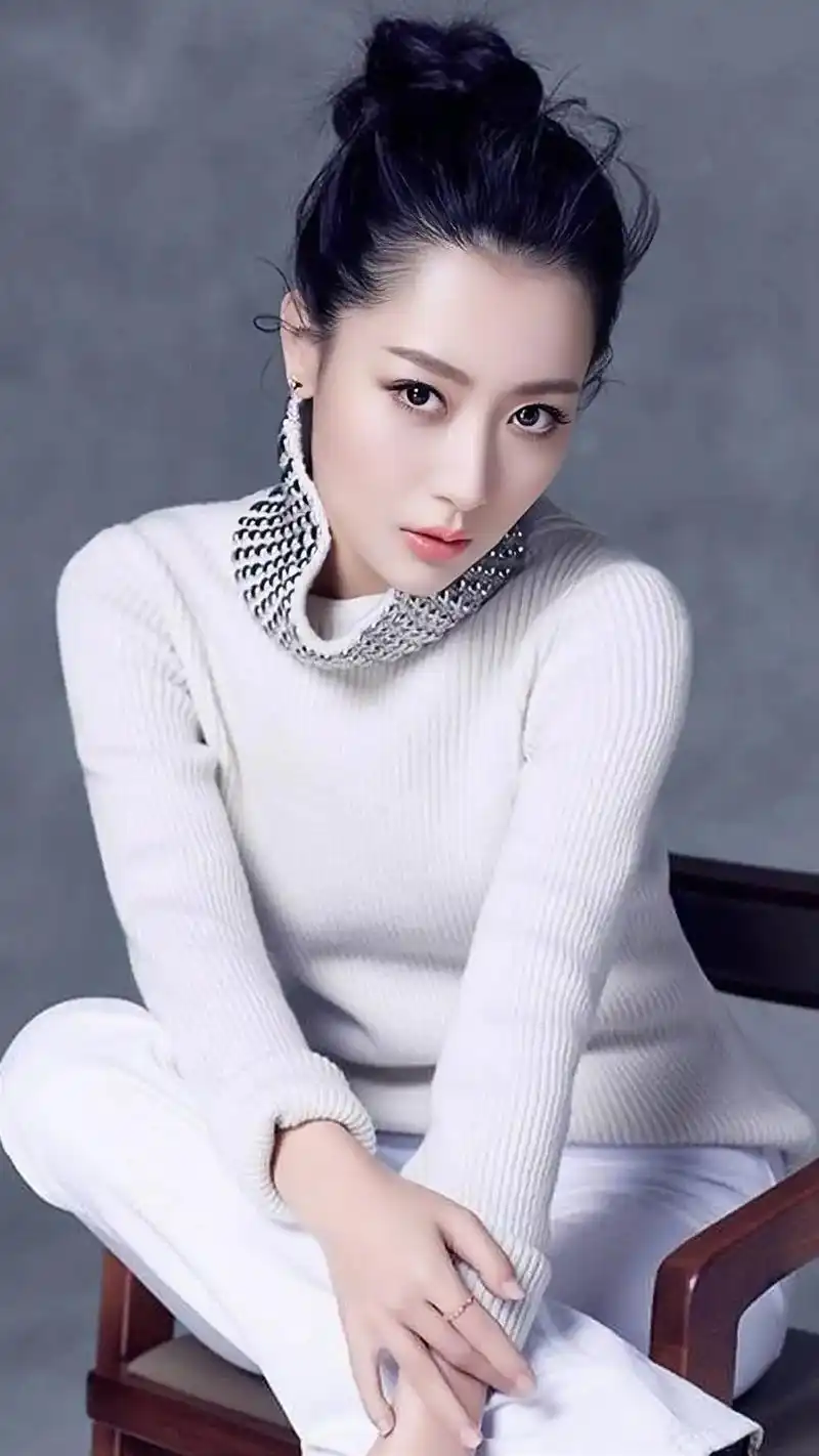 白冰michelle原名陈东1986年5月2日出生于陕西省西安市中国内地女演员