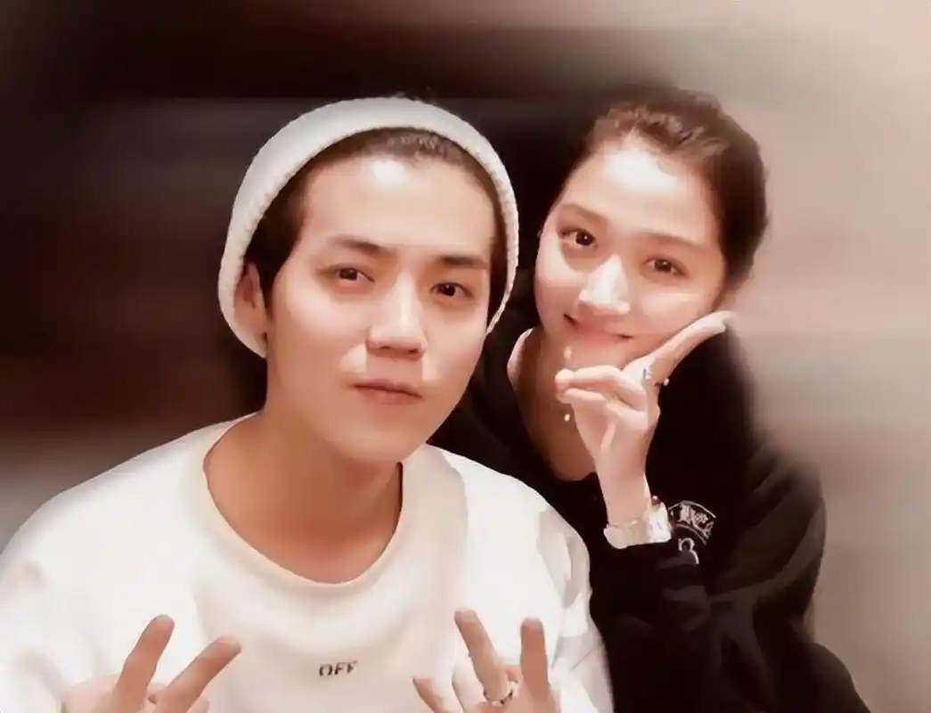 鹿晗粉丝终于叫嫂子,放弃主业陪男友筹备演唱会 16  16 关晓彤不