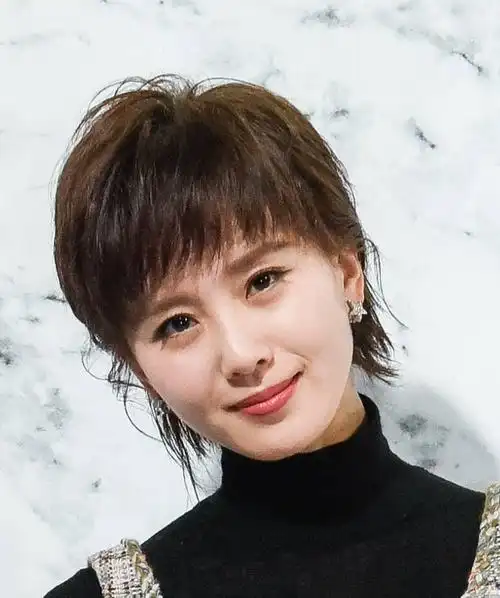 刘诗诗的短发外型穿搭,减龄又显气质