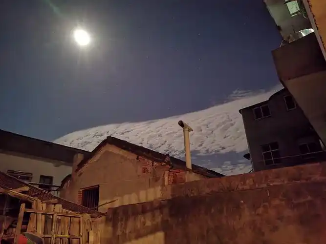 家乡夜晚的月亮