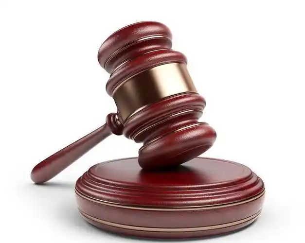 被告离开住所地的,原告应该向哪个法院起诉离婚?