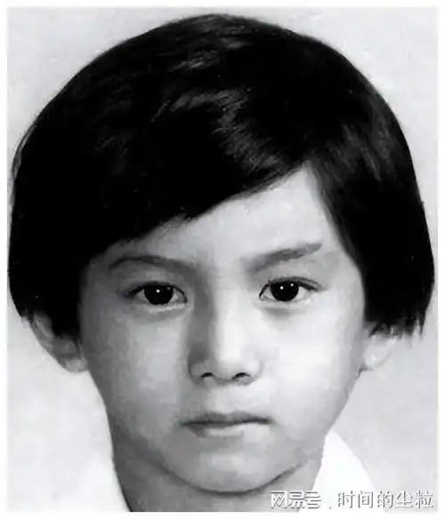 小时候的吴奇隆吴奇隆在初中时由于跆拳道练到了黑带,多次参加全省
