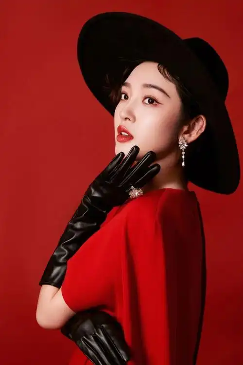 唐艺昕风华红礼裙新年大片##唐艺昕新年红裙复古大片