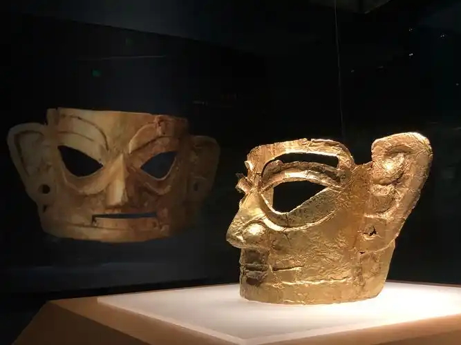 以三星堆遗址二号祭祀坑出土的夔龙冠纵目青铜面具,青铜神树,金沙遗址