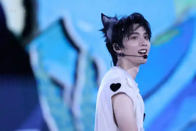 刘耀文的舞台有一种能让头发丝儿都舞起来的能力,等比例放大的狼崽