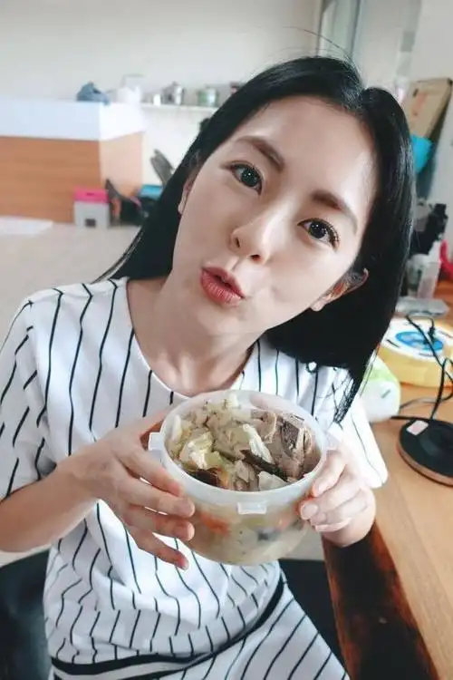 任容萱早晨保养仪式 空腹先喝两杯温热水