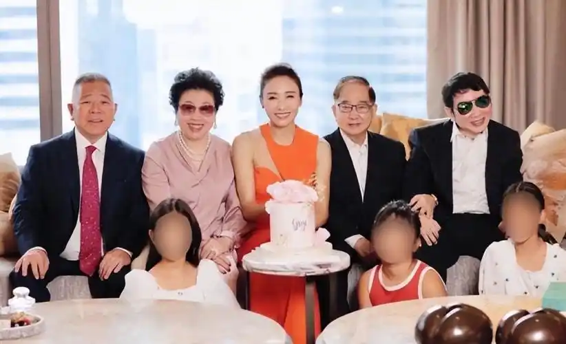 52岁黎姿罕晒全家福,老公马廷强两鬓斑白,三个女儿身高直追妈妈_腾讯