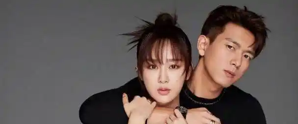 杨紫李现合拍杂志,黑白情侣装经典不过时_白色_佟年_韩商言