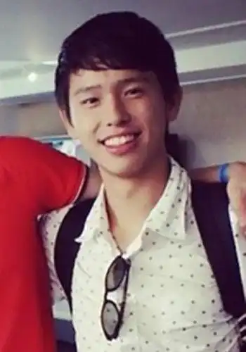 博主"南唐遗少"在新浪博客上曝光了陈凯歌大儿子陈雨昂的照片,相貌