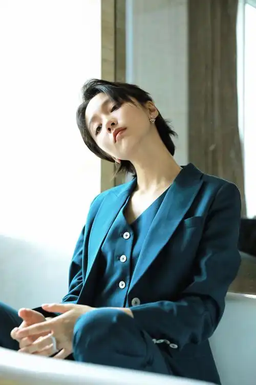 成果蓝色西装性感写真图片16