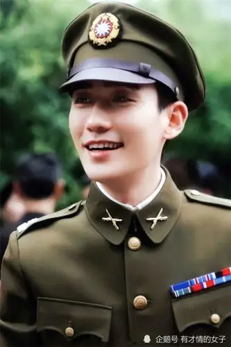 有种神奇叫朱一龙穿民国装,第一眼显老气,再看一眼却很有少年感