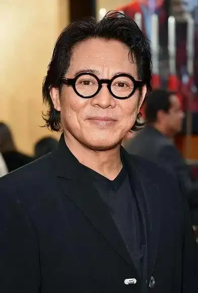 李连杰近照曝光精神好,满头黑发丝毫不显老