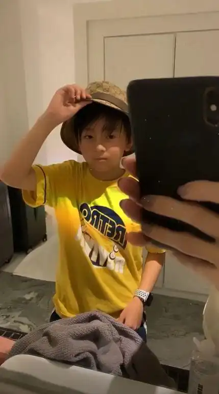 张柏芝与13岁大儿子牵手逛街 lucas身高直追妈妈|lucas|谢霆锋|手牵手