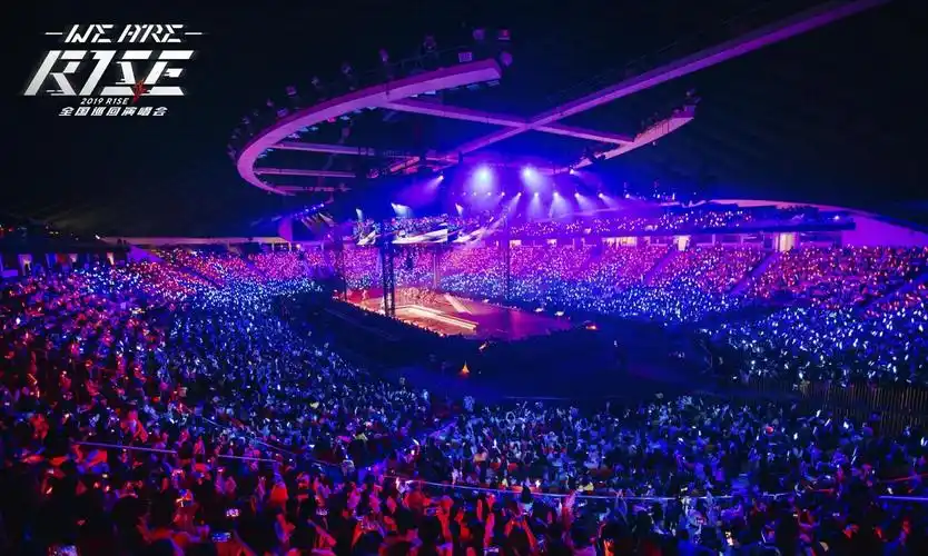 小十二在r1se的演唱会上,没有灯牌大战,也没有口号battle,只有属于