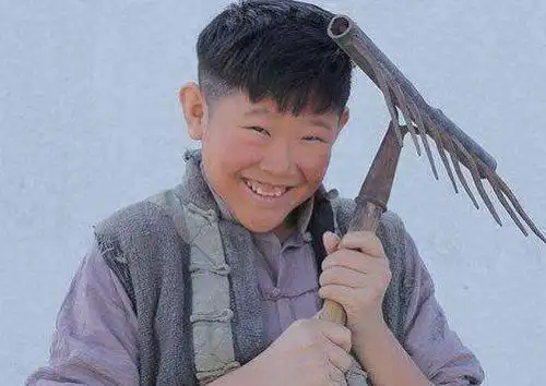 比如说他在19岁的时候同张一山合作,当时两个人相差了大概7岁,但是看