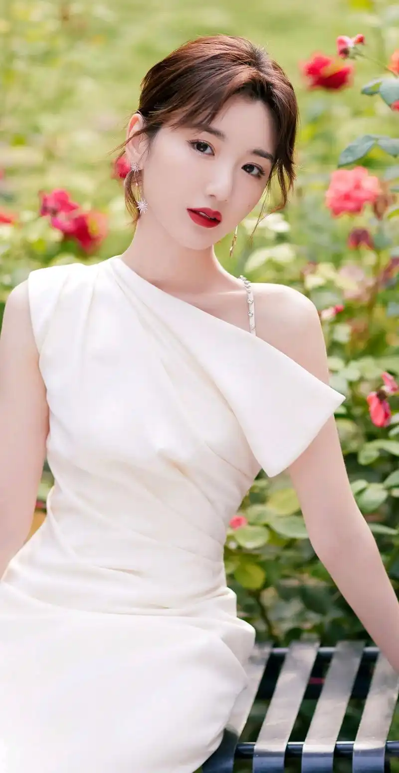 毛晓彤唯美高清写真图集,眉目如画,面赛芙蓉