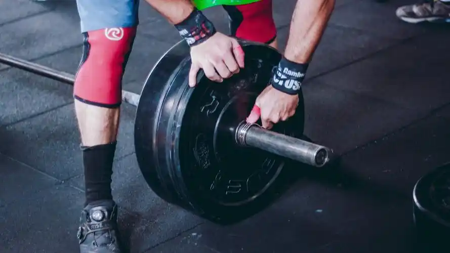 健身杠铃图片,分享一组运动写真图片给大家,图中的桌面壁纸壁纸