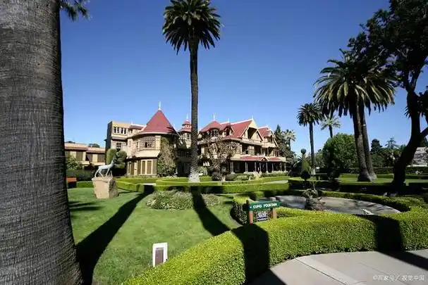 比弗利山庄,位于美国加利福尼亚州洛杉矶县,是一个闻名遐迩的豪华住宅