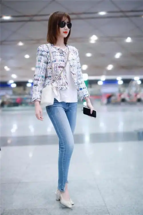 毛晓彤是有多瘦?穿紧身裤大秀"筷子腿",再胖一点都穿不进去!