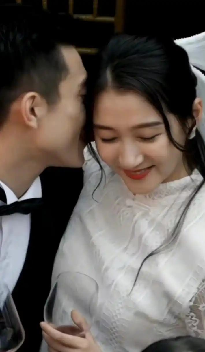 我的天,关晓彤不是和鹿晗在谈恋爱吗?太突然了.