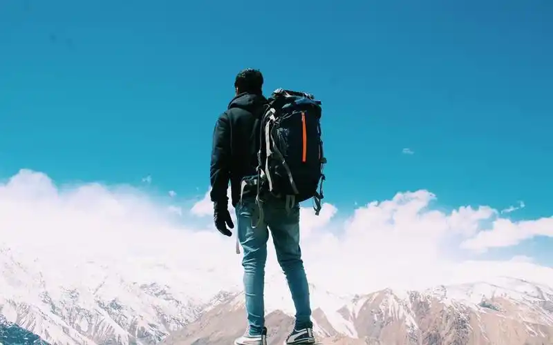 男生旅行中的背影图片壁纸