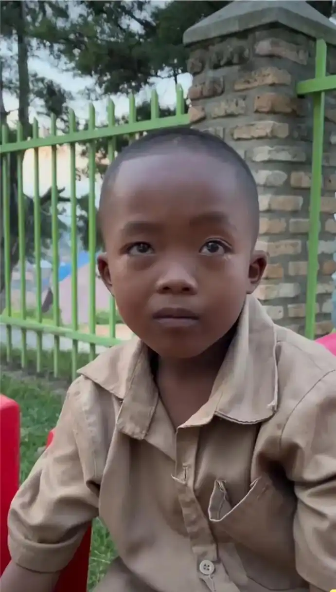 照片上,小孩叫龙龙,中非混血儿,爸爸是中国河南许昌人.