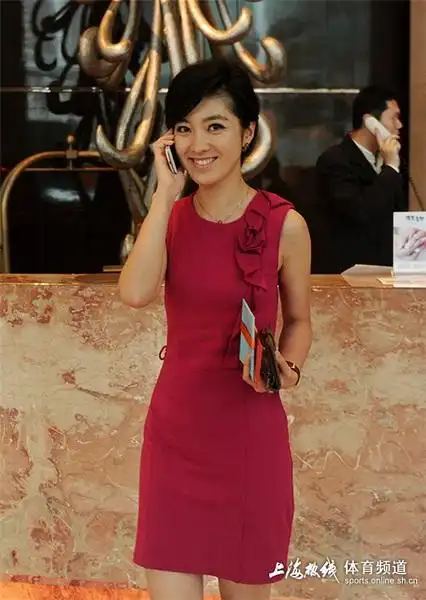 为上海主持界的金童玉女的晓君与雅静在上海某高档酒店举行了盛大婚礼