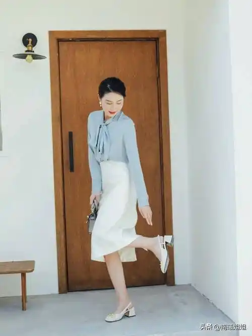 这才是45岁女人春夏该有的打扮:膝下裙 低跟鞋,优雅又迷人