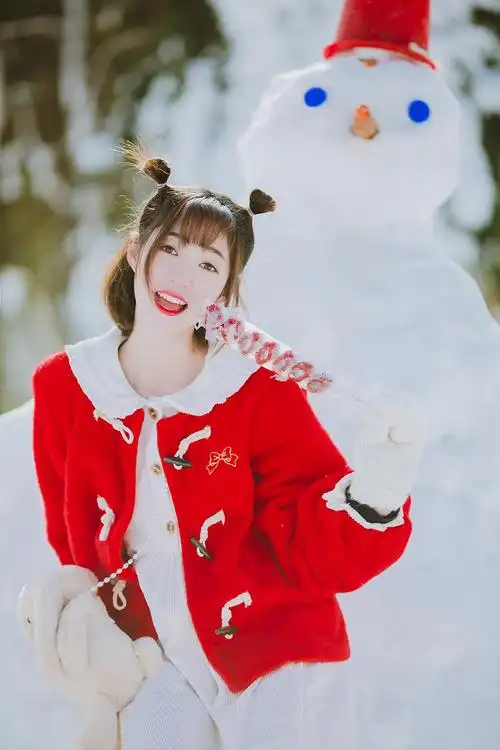 可爱俏皮美少女雪中唯美写真图片