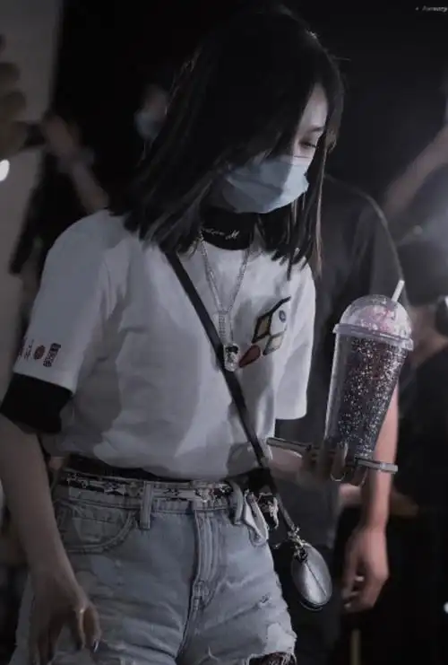 组图:吴宣仪穿白t牛仔短裤清爽大方 搭白色短靴秀漫画腿