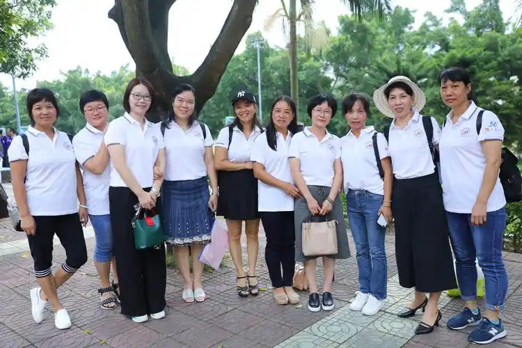 女同学们先来一个合影,姐妹们是越活越美丽了,我们要将美丽进行底底