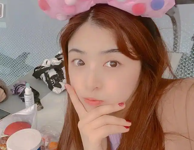 张含韵素颜去游乐园并晒出怼脸自拍这状态像18岁少女