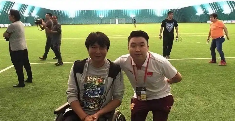 事故带来了曲乐恒事情的纷争,瞬息间改变了张玉宁的职业生涯走势,表现